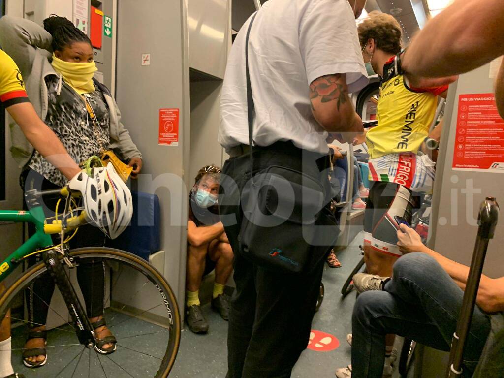 “Gente ammassata sul treno per Porta Nuova: dov’è il rispetto dei protocolli sanitari?”