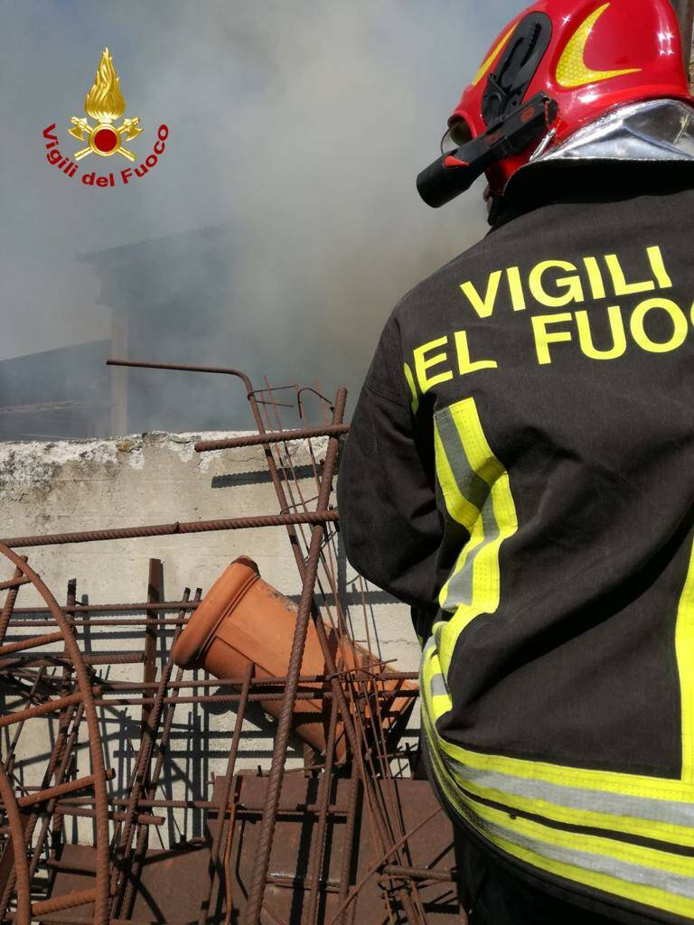 Centallo, fienile in fiamme in località San Quirico
