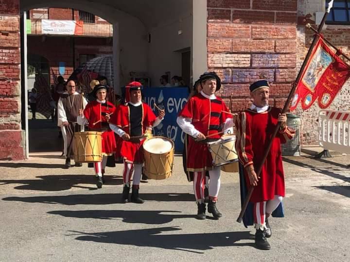 Saluzzo, sbandieratori, musici e gruppo storico di Borgo San Martino presenti a Sport in Piazza