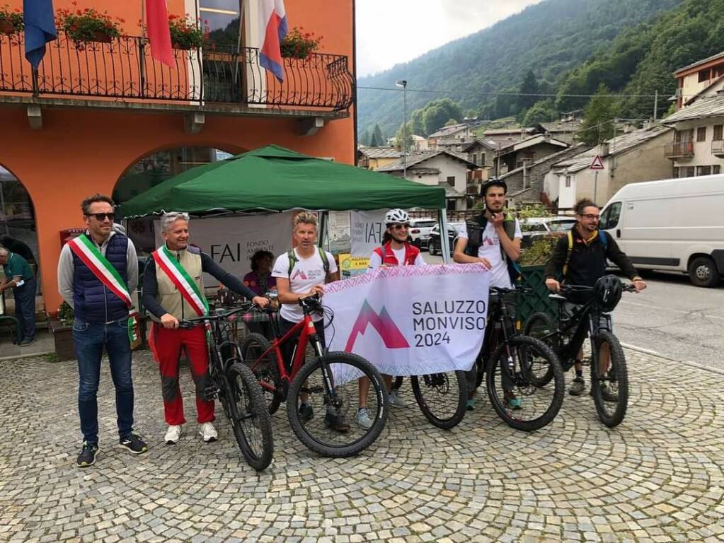 Nanni Perassi ha portato la bandiera di Saluzzo Monviso 2024 per tutta la Pianura Padana