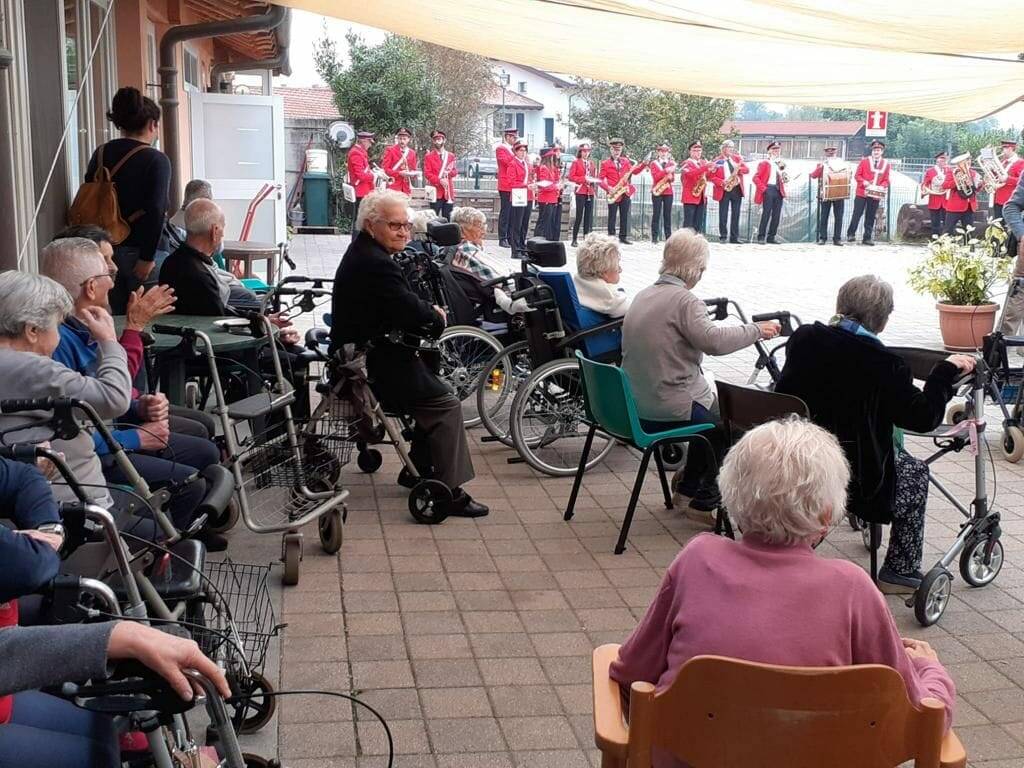 La banda musicale di Bernezzo suona per gli ospiti della Casa di Riposo Don Dalmasso