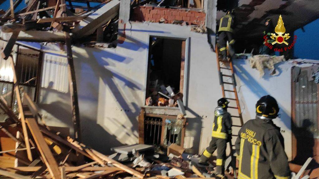 Esplosione in una casa di Rossana: sul posto i Vigili del Fuoco