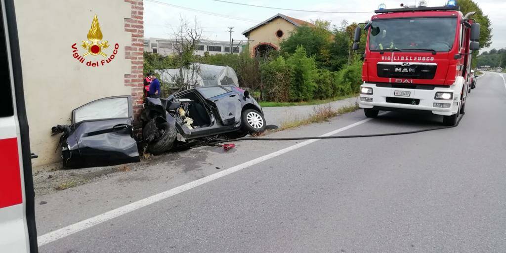 Auto contro un muro a Pianfei, muore 47enne