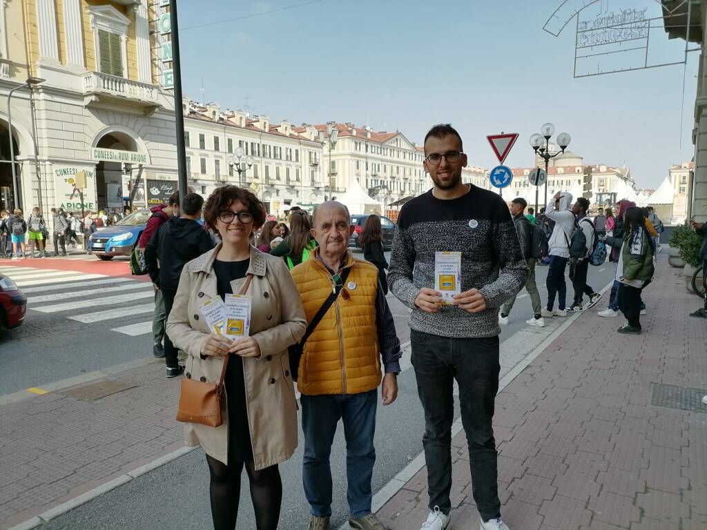 Radicali distribuiscono preservativi a Cuneo: “scuole attivino percorsi di informazione sessuale”