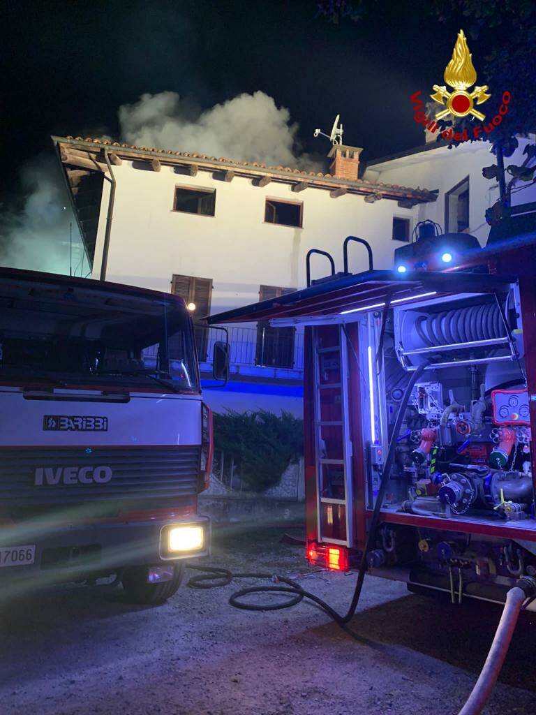 A fuoco un tetto in Borgata Valdibà a Dogliani