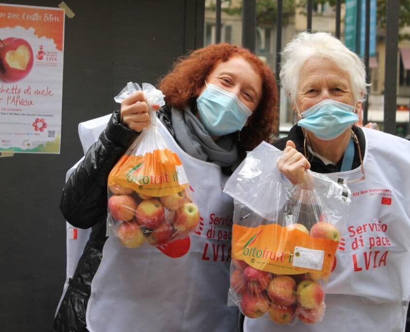 LVIA torna a Cuneo e Provincia per la campagna “Un sacchetto di mele per l’Africa”