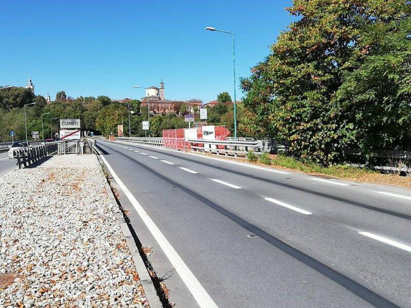 Torna il restringimento della carreggiata sul ponte Gesso all’ingresso di Cuneo per lavori Italgas