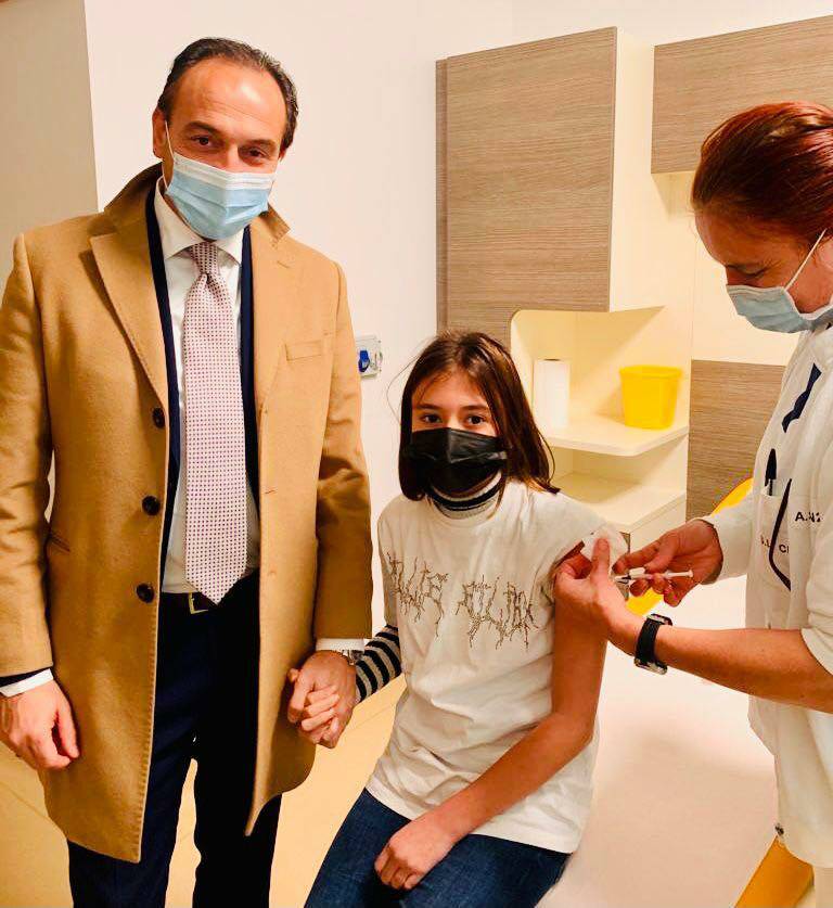 Vaccino, 2ª dose a Carolina Cirio. Papà Alberto: “prendiamo i figli per mano con fiducia nella scienza”