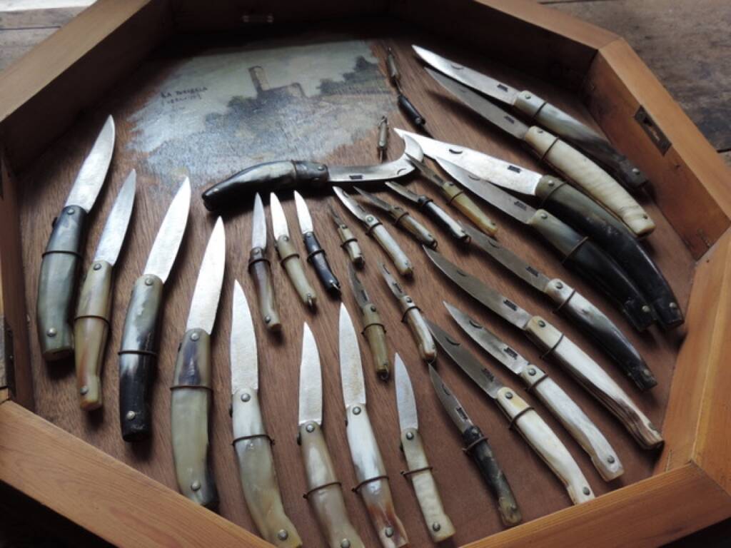 L’arte dell’intaglio e la maestria nella costruzione di coltelli protagonisti all’Uvernada