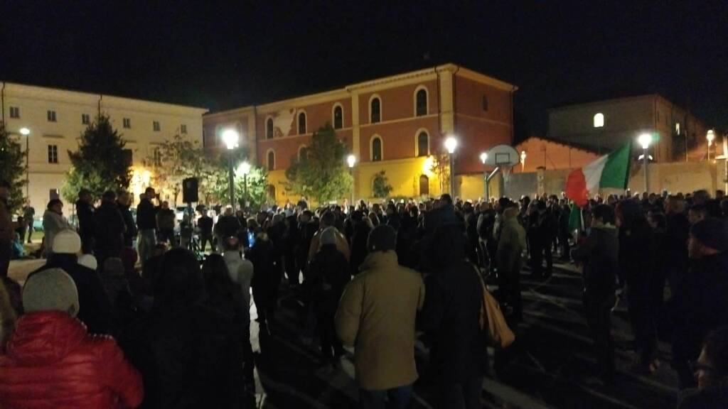 No Green Pass in piazza Foro Boario: “illuminiamo la notte di Cuneo”
