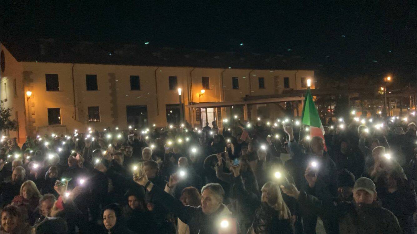 No Green Pass in piazza Foro Boario: “illuminiamo la notte di Cuneo”