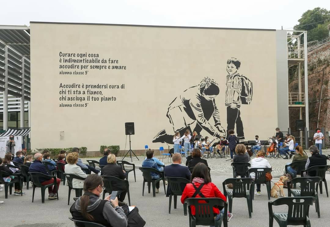 Inaugurato il murales gigante sulla facciata del Polo Scolastico di Mondovì Piazza