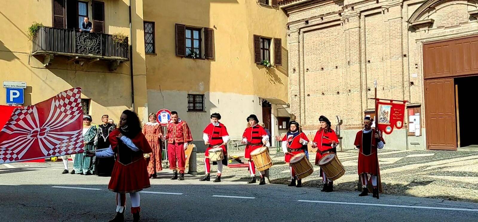 Sbandieratori e musici di Borgo San Martino Saluzzo alla Sagra d’Autunno di Piasco