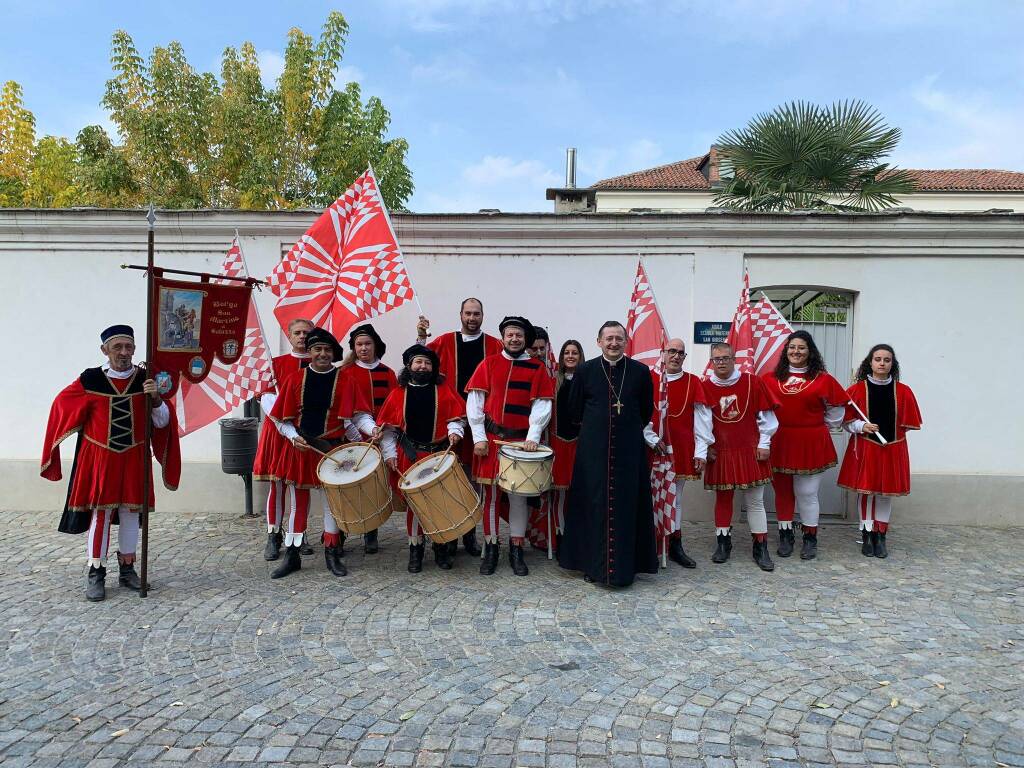 Il gruppo sbandieratori e musici di Borgo San Martino di Saluzzo alla festa del libro medievale antico