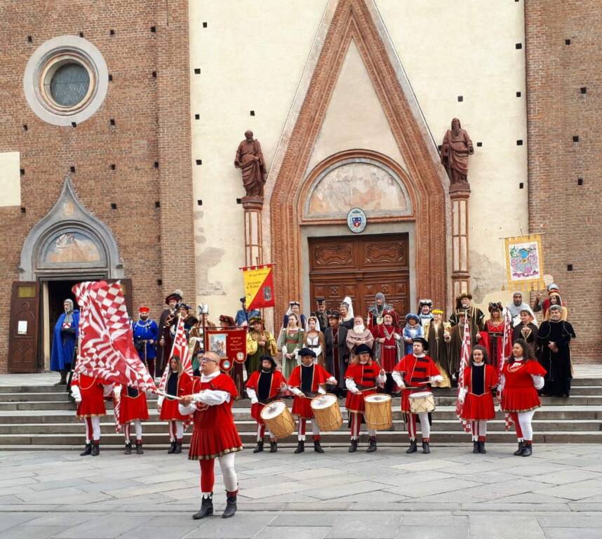 Il gruppo sbandieratori e musici di Borgo San Martino di Saluzzo alla festa del libro medievale antico
