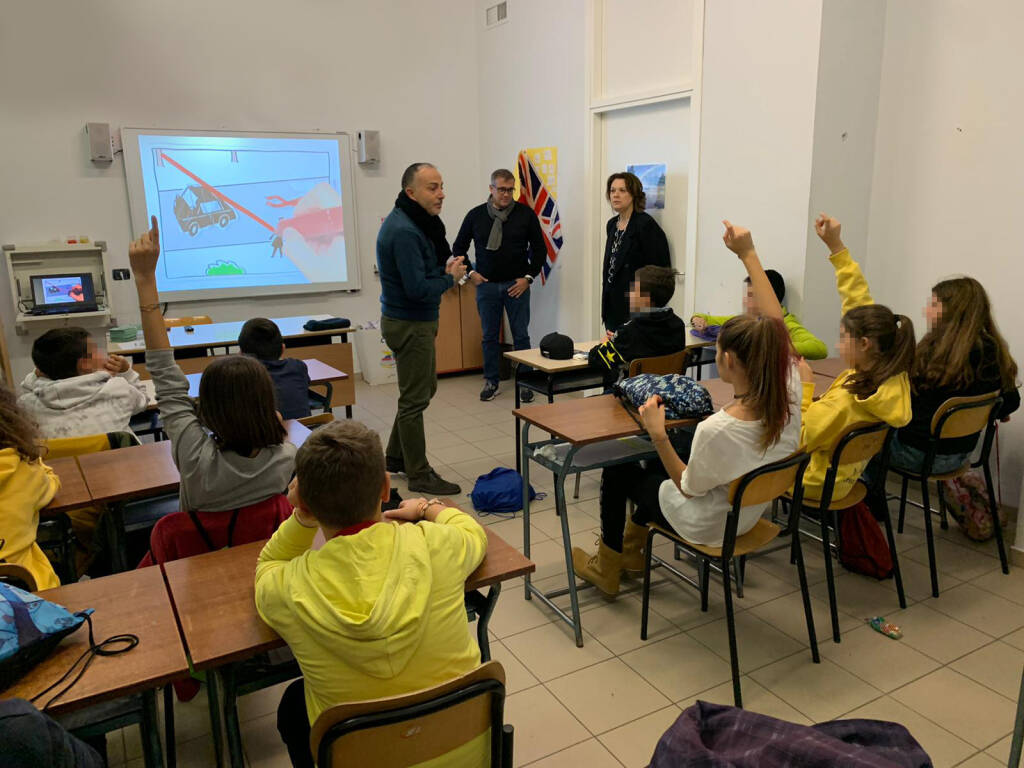 L’Aci Cuneo, Sara Assicurazioni di Cuneo e Lions Club Busca e Valli insegnano nelle scuole di Busca come comportarsi in bici sulla strada