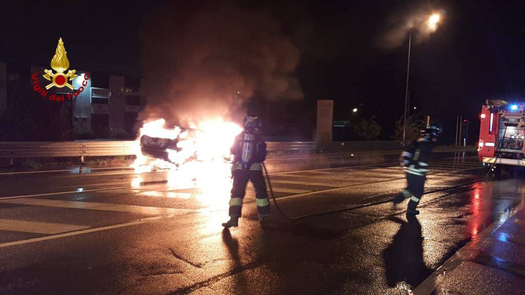 Auto in fiamme mentre viaggiava in Via Bra a Cuneo