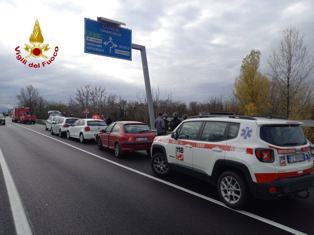 Maxi-tamponamento con 3 auto coinvolte sul ponte del Maira a Villafalletto