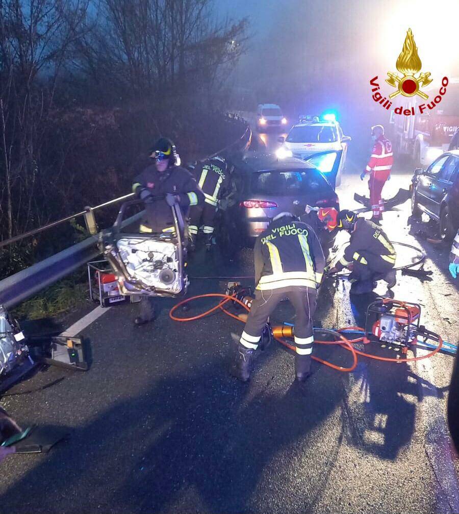Incidente stradale a Venasca, si scontrano tre auto: muore una persona, un’altra è grave