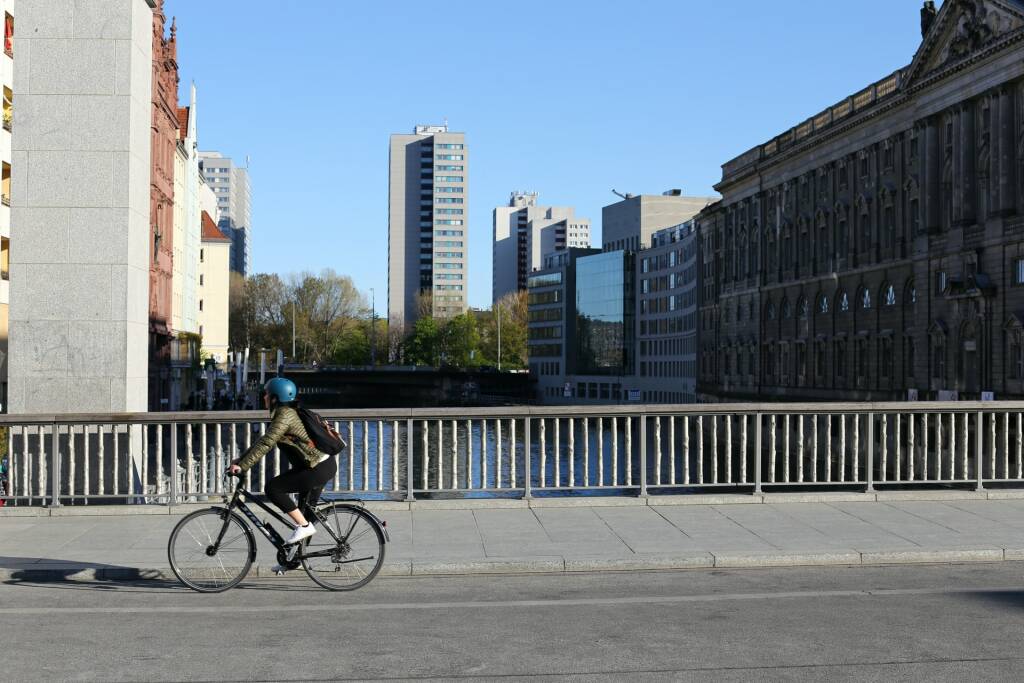Sfreccia per la città con una city bike elettrica