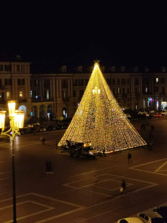 Si illumina l’albero di Natale di piazza Galimberti…ma è una prova