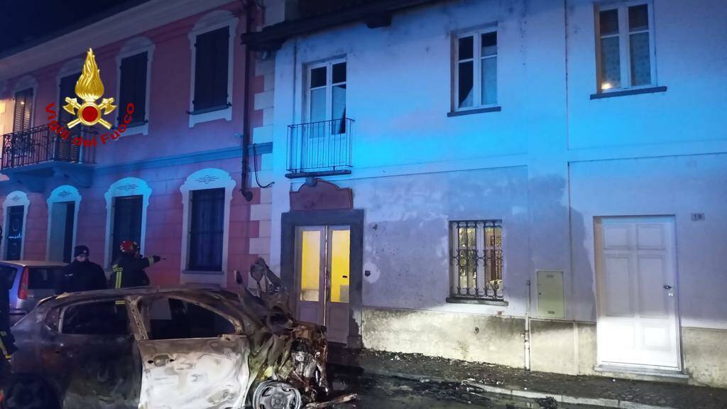 Caramagna Piemonte, auto in fiamme dopo lo schianto contro un edificio