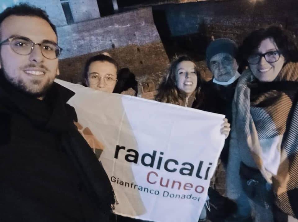 Cuneo, Radicali camminano a piedi nudi a sostegno del popolo ucraino