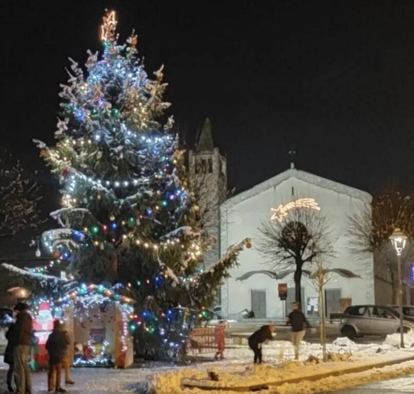 Rifreddo, il grande albero di piazza della Vittoria accende il Natale