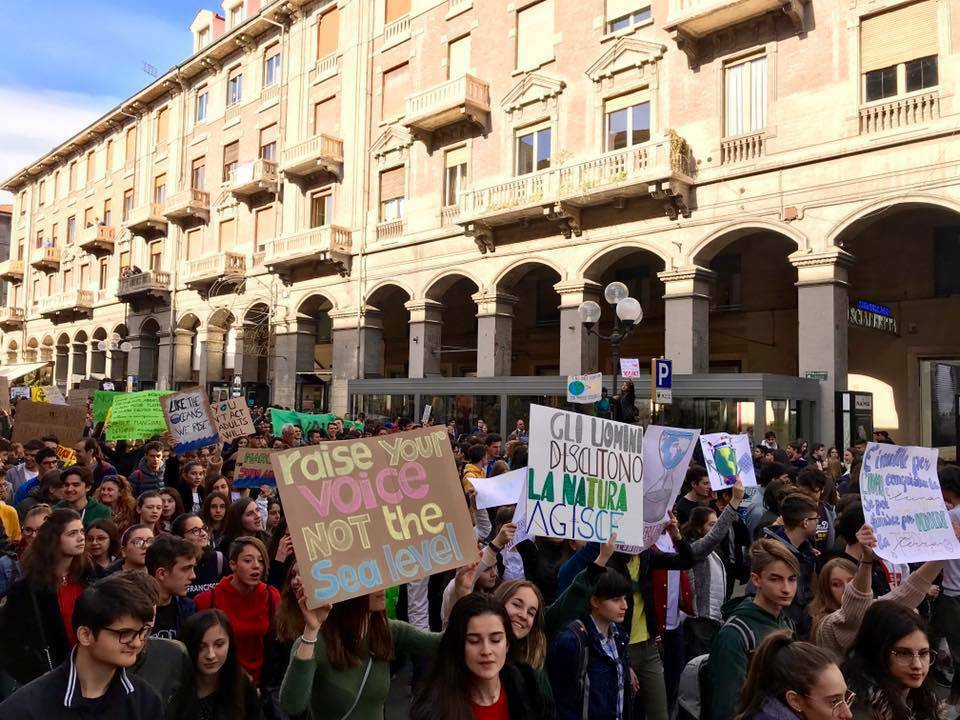 Venerdì il collettivo Fridays for Future Cuneo porta il Climate Clock di fronte al municipio di Cuneo