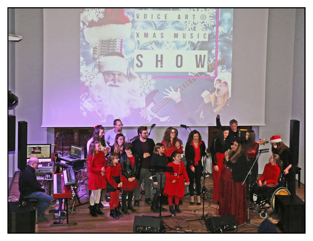 Successo trionfale per il concerto natalizio della Voice Art Academy al Borelli di Boves