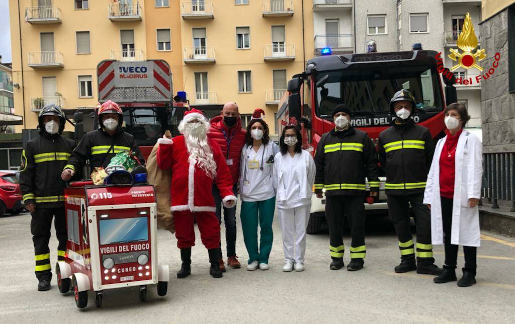 I Vigili del Fuoco di Cuneo consegnano i regali ai bambini del Santa Croce
