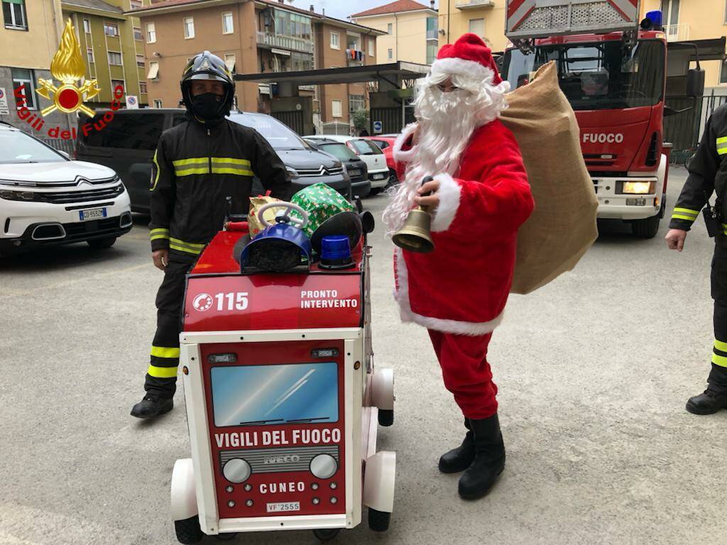 I Vigili del Fuoco di Cuneo consegnano i regali ai bambini del Santa Croce