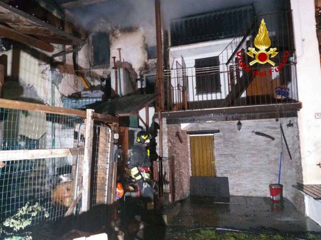 Vigili del fuoco impegnati nell’incendio di un tetto ad Entracque