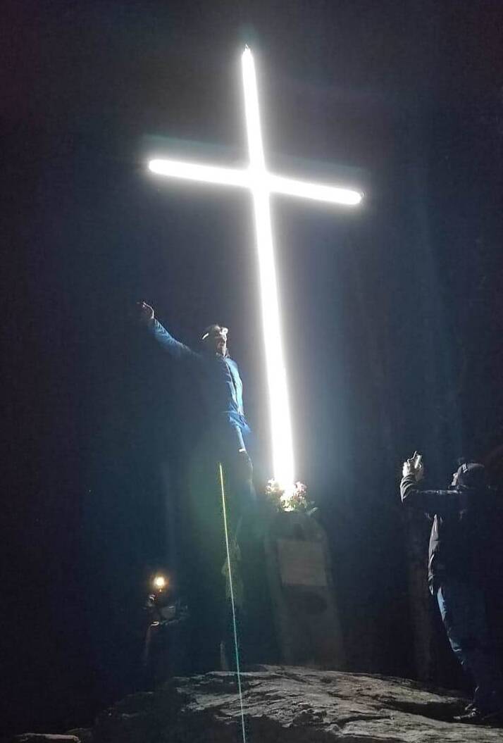 Rifreddo, la croce del paese ora è illuminata