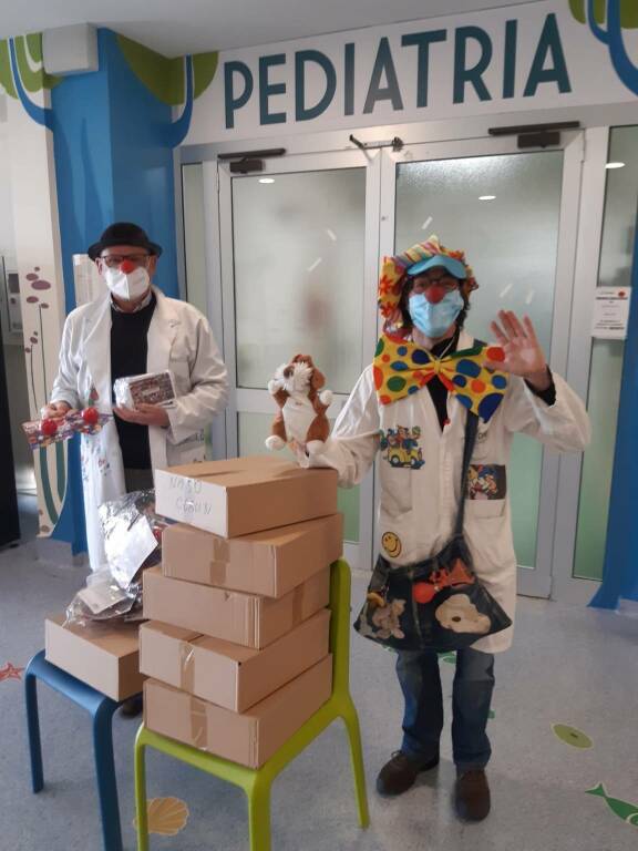 I volontari di NodoComix accolgono i bambini che si vaccinano a Savigliano con tante sorprese