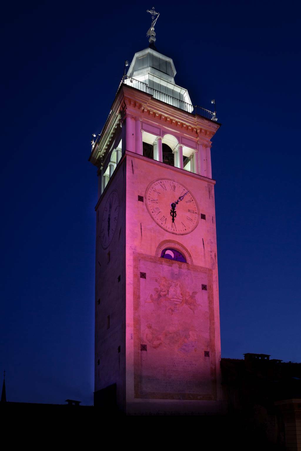 Cuneo veste di rosa la Torre Civica in attesa della 13^ tappa del 105° Giro d’Italia
