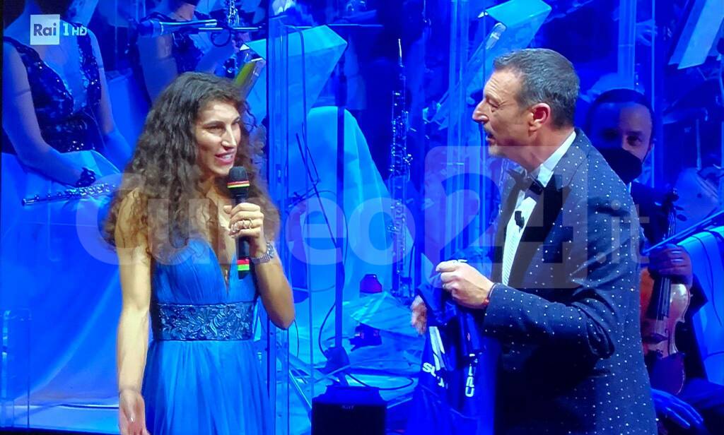 Elisa Balsamo a Sanremo regala la maglia con cui ha vinto l’oro mondiale ad Amadeus