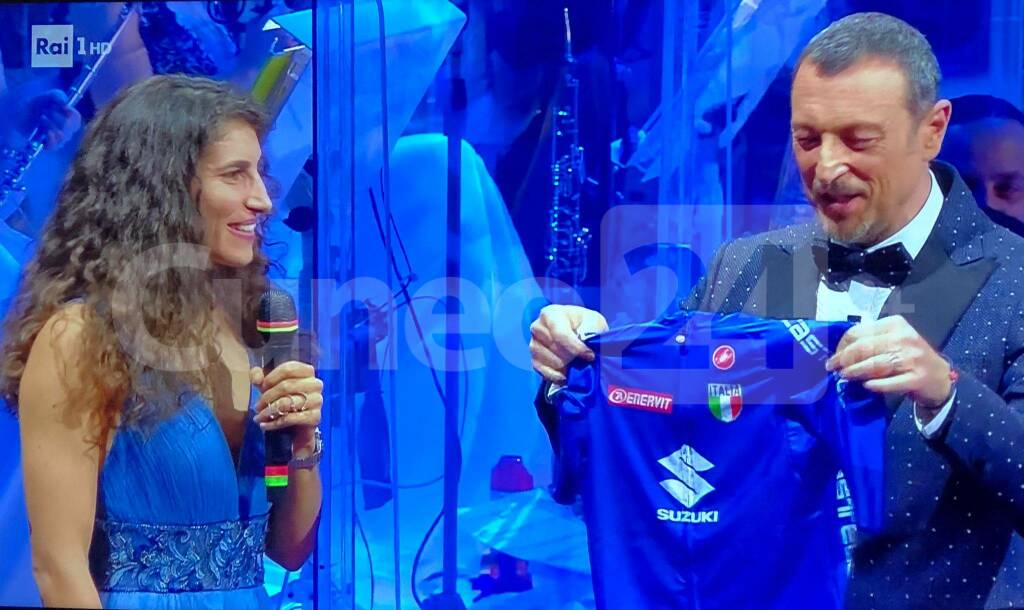 Elisa Balsamo a Sanremo regala la maglia con cui ha vinto l’oro mondiale ad Amadeus