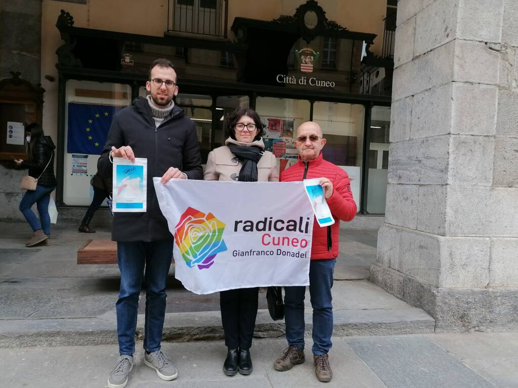 Radicali portano preservativi a Borgna: “Comune può fare molto contro malattie sessualmente trasmissibili”