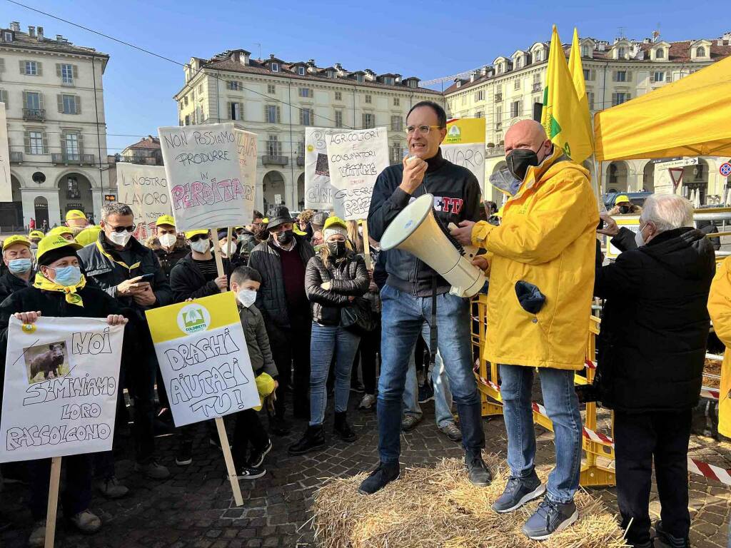 Il blitz contro i rincari di Coldiretti a Torino, agricoltori cuneesi in prima linea