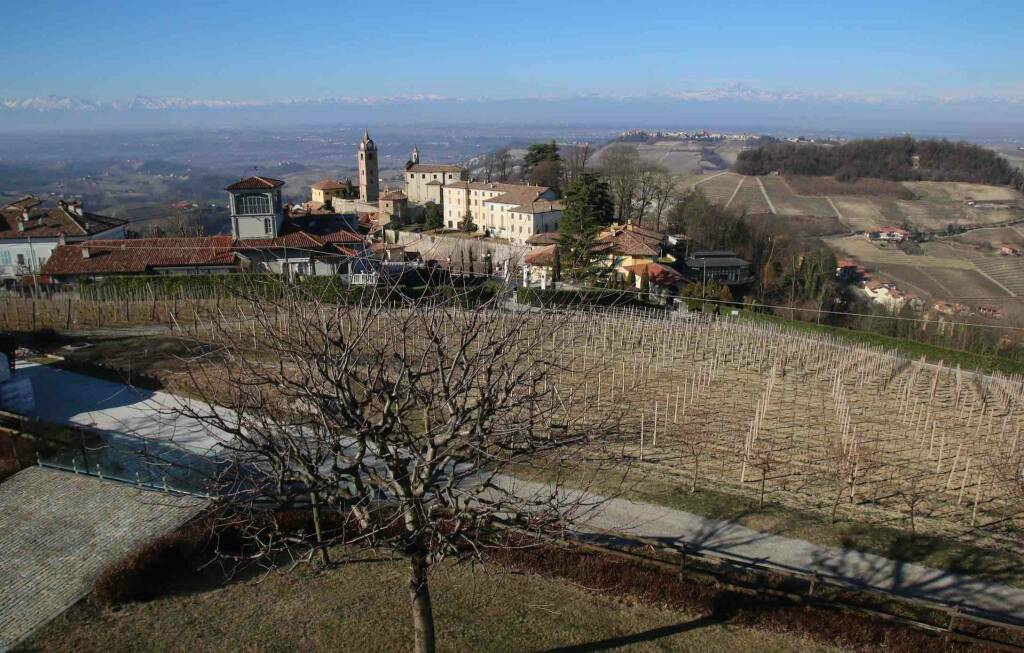 La vista delle montagne e di Monforte dalla torretta dell'azienda