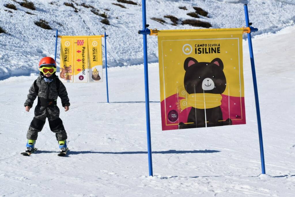 A Pian Munè un campo scuola di Isiline per imparare a sciare divertendosi