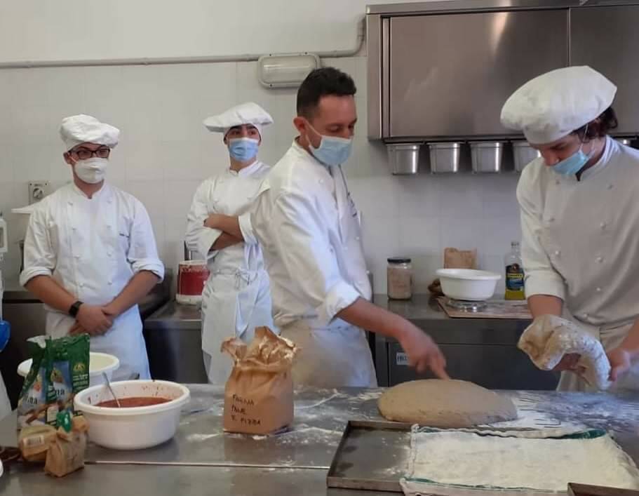 Lezione sulla lavorazione del pane all’Alberghiero di Dronero