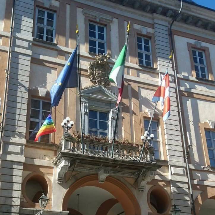 Cuneo, la bandiera della Pace sventola dal balcone del Comune