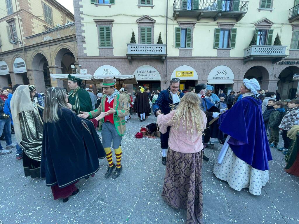 Le maschere hanno ravvivato la festa del Carnevale saluzzese 2022 con passeggiate e balli lungo corso Italia