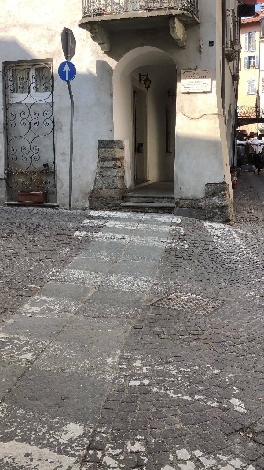 Cuneo, la protesta di Contrada Mondovì per le strisce pedonali invisibili