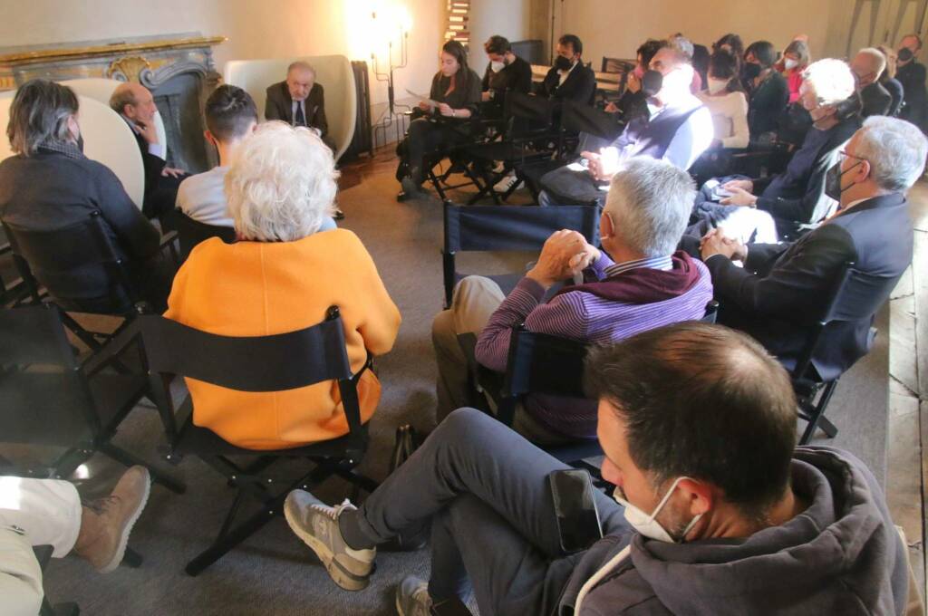 L’illuminata conferenza del filosofo Umberto Galimberti sul tema del denaro nella Villa Tornaforte Aragno di Cuneo  