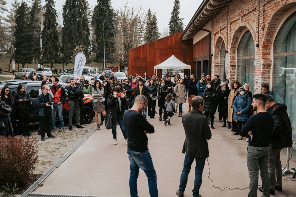 Beinette, bagno di folla per Luca Sangiovanni all’inaugurazione della mostra sui senzatetto cuneesi