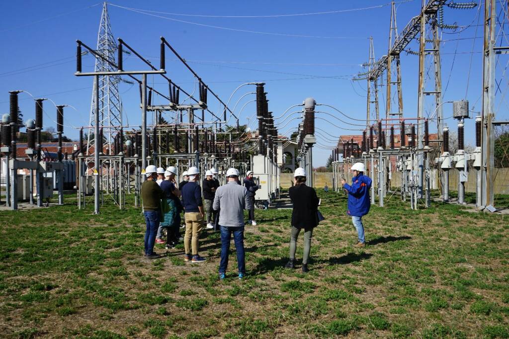 A Saluzzo una lezione nella cabina di distribuzione dell`energia elettrica