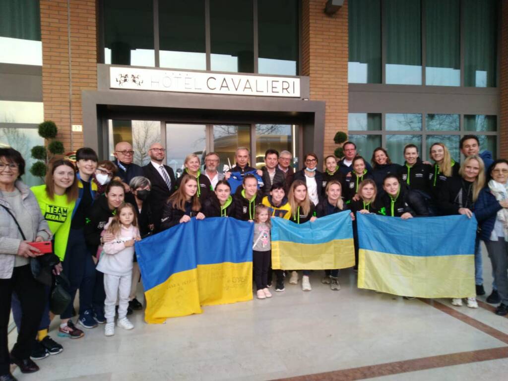 Arrivate a Bra le giocatrici di hockey di una squadra ucraina